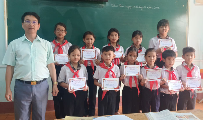 Cuối tuần mình trao thư khen các em rất thích và hứa sẽ chăm học mỗi ngày